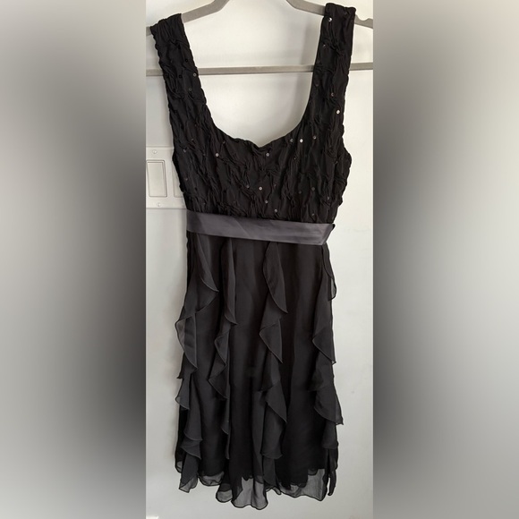 Elegant Black Sleeveless Dress - Picture 3 of 5